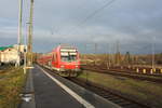 Mit Steuerwagen voraus steht 143 957 im Bahnhof Halle-Nietleben am 13.1.21