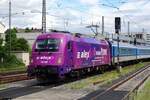 ALEXA 183 005 treft mit der Zapadn-Express nach Praha hl.n. am 27 Mai 2022 in Regensburg Hbf ein.