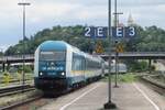 alex/794934/mit-ein-alex-nach-hof-und Mit ein ALEX nach Hof und Praha hl.n. (letzte drei Wagen) treft am 27 Mai 2022 ALEX 223 068 in Schwandorf ein.