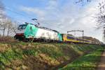 alpha-trains/639030/alpha-trains-186-212--in-ns-dienst- Alpha Trains 186 212 -in NS-Dienst-  schiebt ein IC nach Eindhoven durch Tilburg Oude Warande am 23 November 2018.