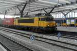 Am 18 Mai 2019 durchfahrt Bentheimer Eisenbahn E-01/1835 mit ein Containerzug Rotterdam Centraal.