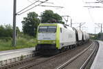 CAPTRAIN/741957/152-197-von-captrain-mit-einem 152 197 von Captrain mit einem Gterzug bei der Durchfahrt in Zberitz am 9.6.21