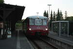 eisenbahn-bau--a-betriebsgesellschaft-pressnitztalbahn-press/751516/772-140-und-772-141-mit 772 140 und 772 141 mit dem Letzten Zug des Tages im Bahnhof Putbus am 30.7.21