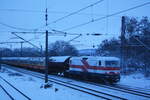 232 690 mit 243 822 der EBS verlassen mit dem Stdteexpress mit ziel Weimar den Bahnhof Naumburg(Saale) Hbf am 1.12.23