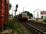 185 597 der HSL mit einen Güterzug bei der Durchfahrt in Güsen (b Genthin) am 2.6.18