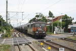 151 145 von HSL mit einem Kesselzug bei der Durchfahrt im Bahnhof Niemberg am 5.7.21