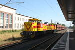 Lok 215 und 212 der MEG mit einem Gterzug bei der Durchfahrt im Bahnhof Merseburg Hbf am 18.6.21