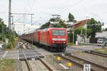 145 068 der MEG mit einem Autotransportzug bei der Durchfahrt im Bahnhof Niemberg am 5.7.21