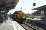 meg/758643/lok-219-der-meg-mit-einem Lok 219 der MEG mit einem Gterzug bei der Durchfahrt im Bahnhof Merseburg Hbf am 14.8.21