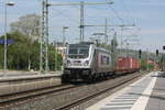 METRANS/703599/187-512-der-hhla--metrans 187 512 der HHLA / Metrans mit einen Gterzug bei der durchfahrt im Bahnhof Northeim(Han) am 8.5.20