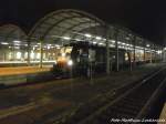 MRCE ES 64 U2 - 018 steht mit dem Eisenacher Zug im Bahnhof Halle (Saale) Hbf abfahrbereit am 21.12.14