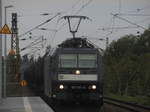 MRCE Dispolok/558980/185-557-vom-mrce-mit-einen 185 557 vom MRCE mit einen Kesselzug bei der durchfahrt in Halle-Rosengarten am 10.5.17