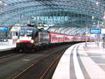 MRCE Dispolok/604773/mrce-es-64-u2-013-steht-als MRCE ES 64 U2-013 steht als IRE mit ziel Hamburg Hbf im Bahnhof Berlin Hbf zur Abfahrt bereit am 22.3.18