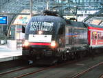 MRCE ES 64 U2-013 steht als IRE mit ziel Hamburg Hbf im Bahnhof Berlin Hbf zur Abfahrt bereit am 22.3.18