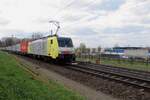 MRCE Dispolok/763432/rfo-189-203-zieht-ein-aus RFO 189 203 zieht ein aus Duisburg kommender KLV in Venlo ein am 8 April 2021.
