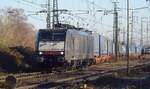 MRCE Dispolok/797522/ecco-rail-189-280-zieht-der ECCO Rail 189 280 zieht der LKW Walter KLV aus Emmerich am 14 Dezember 2022.