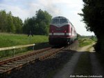 118 770 am Zugschluss unterwegs nach Putbus kurz hinter Bergen auf Rgen am 21.5.16