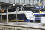 nordwestbahn-nwb/726259/648-372-und-1648-805-der 648 372 und 1648 805 der NordWestBahn als RE mit Ziel Wilhelmshaven im Bahnhof Bremen Hbf am 8.1.21
