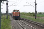 G1206 von North Rail mit einem Gterzug bei der Durchfahrt in Zberitz am 29.4.22