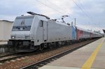 RailPool 186 275 ist mit der Nachtzug Berlin-Warschau-Minsk-Moskwa am 1 Mai 2016 in Warszawa-Wschodnia eingetroffen.