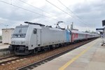 RailPool 186 275 ist mit der Nachtzug Berlin-Warschau-Minsk-Moskwa am 1 Mai 2016 in Warszawa-Wschodnia eingetroffen.