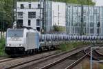 RAILPOOL/580299/am-4-oktober-2017-rollt-ein Am 4 Oktober 2017 rollt ein Stahlzug mit 186 455 durch Köln Süd.