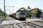 RAILPOOL/709699/186-500-mit-einen-gueterzug-bei 186 500 mit einen Gterzug bei der Durchfahrt in Niemberg am 30.7.20