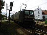 RBH/613646/rbh-143-911-und-143-xxx RBH 143 911 und 143 XXX mit einen Güterzug bei der Durchfahrt in Güsen (b Genthin) am 2.6.18