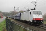 rhenus-logistics/760447/rhenus-186-149-zieht-ein-vtg Rhenus 186 149 zieht ein VTG Kohlezug durch Venlo-Vierpaardjes am 17 Dezember 2021.