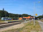 usedomer-baderbahn-gmbh-ubb/370055/ubb-gtw-26-mit-ziel-swinemuende UBB GTW 2/6 mit ziel Swinemnde Centrum (PL) und 771 007 mit 771 065 abgestellt im Bahnhof Seebad Heringsdorf am 25.7.14