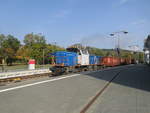 verkehrsbetriebe-peine-salzgitter-vps/578593/vps-v1707-mit-einen-gueterzug-bei VPS V1707 mit einen Gterzug bei der durchfahrt in Vienenburg am 29.9.17
