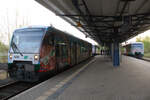 Vogtlandbahn/862118/vt-564-und-vt-150-der VT 564 und VT 150 der Vogtlandbahn im Bahnhof Falkenstein (Vogtl) am 9.4.24