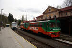 Vogtlandbahn/862568/vt-155-der-vogtlandbahn-und-810 VT 155 der Vogtlandbahn und 810 623 mit 50 54 24-29 421-1 von GW Train im Bahnhof Kraslice am 9.4.24