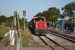 Lok Mnster der Borkumer Kleinbahn mit ziel Inselbahnhof Borkum bei der Einfahrt in den Bahnhof Jakob-van-Dyken-Weg am 24.8.19
