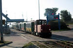 Lok Mnster verlsst den Fhrhafenbahnhof Borkum Reede in Richtung Inselbahnhof Borkum am 26.8.19