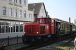borkumer-kleinbahn-18/670601/lok-emden-bei-der-einfahrt-in Lok Emden bei der Einfahrt in den Inselbahnhof Borkum am 27.8.19