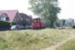 borkumer-kleinbahn-18/670626/lok-muenster-war-solo-unterwegs-zum Lok Mnster war solo unterwegs zum Fhrhafenbahnhof Borkum Reede am 28.8.19