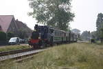 Lok Borkum mit dem Nostalgiezug unterwegs zum Fhrhafenbahnhof Borkum Reede am 28.8.19