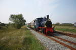 Lok Borkum mit dem Nostalgiezug unterwegs zum Fhrhafenbahnhof Borkum Reede am 28.8.19