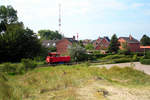 borkumer-kleinbahn-18/670797/lok-muenster-war-solo-unterwegs-zum Lok Mnster war solo unterwegs zum Fhrhafenbahnhof Borkum Reede am 29.8.19