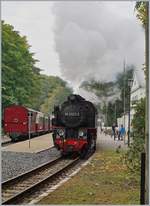 Die MOLLI 99 2323-6 kreuzt mit ihrem langaen Zug den Gegenzug in Heiligendamm.
28. Sept. 2017 