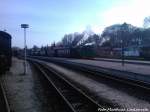 Der Letzte Zug des Tages im Bahnhof Putbus Bereit fr die Fahrt nach Ghren am 21.4.13