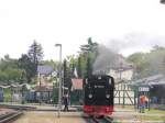 rugensche-baderbahn-qrasender-rolandq-rubb/436345/99-1781-unterwegs-zu-ihren-zug 99 1781 unterwegs zu ihren Zug in Putbus am 30.5.15