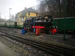 rugensche-baderbahn-qrasender-rolandq-rubb/642971/99-4632-der-ruebb-im-bahnhof 99 4632 der RBB im Bahnhof Ostseebad Ghren am 23.12.18