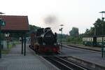 rugensche-baderbahn-qrasender-rolandq-rubb/751520/99-4802-bei-der-einfahrt-in 99 4802 bei der Einfahrt in den Endbahnhof Putbus am 30.7.21
