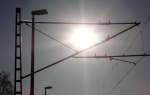 Stimmungsbilder/302617/die-sonne-scheint-durch-einen-oberleitungsmasten Die Sonne scheint durch einen Oberleitungsmasten in Neuses am 31.Oktober 2013.