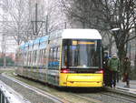 Wagen 8014 der BVG als M8 mit ziel S+U Hauptbahnhof an der Haltestelle Röderplatz am 22.3.18