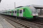 S-Bahn mit 422 034 steht abfahrtbereit in Bochum Hbf am grauen, leicht nebligen 26. Januar 2022.