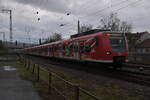 BR 425/834324/jubilaeumstriebwagen-20-jahre-s-bahn-rhein--neckar Jubiläumstriebwagen '20 Jahre S-Bahn Rhein- Neckar' 425 761 verlässt als S2 nach Kaiserslautern Hbf Neckarelz am Nachmittag des 29.12.2023