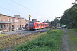 BR 425/862693/nachschuss-auf-425-098-3-der-im Nachschuß auf 425 098-3 der im Gegengleisbetrieb am BÜ Kölner Straße in Jüchen gen Grevenbroich fahrend abgelichtet worden ist am Mittwoch den 18.9.2024 als RB27  nach Troisdorf